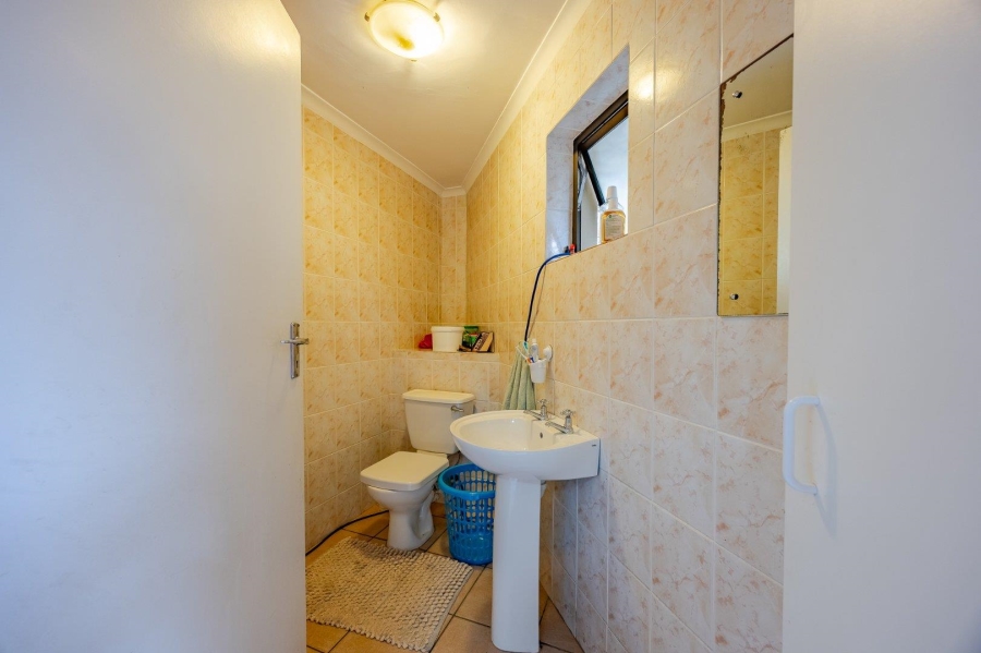 5 Bedroom Property for Sale in Lakeside Western Cape